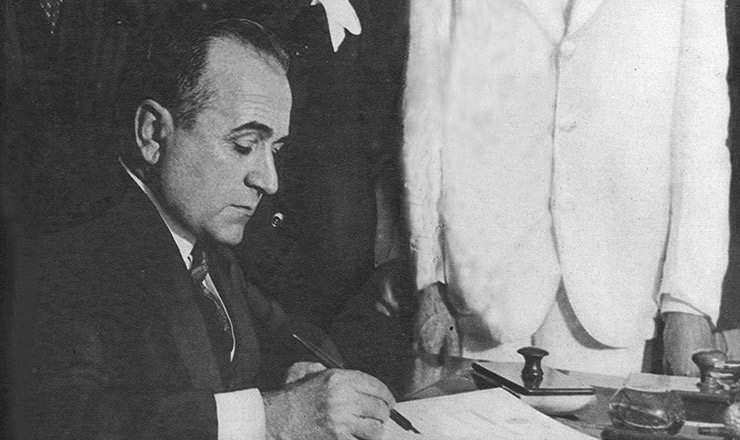  <strong> Empossado, Getúlio Vargas assina </strong> os primeiros decretos de seu governo 