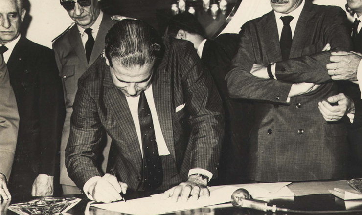  <strong> Jango assina a Lei de Remessa de Lucros, </strong> que limitava as transferências para o estrangeiro a 10% do total do capital registrado das empresas. Setembro de 1962