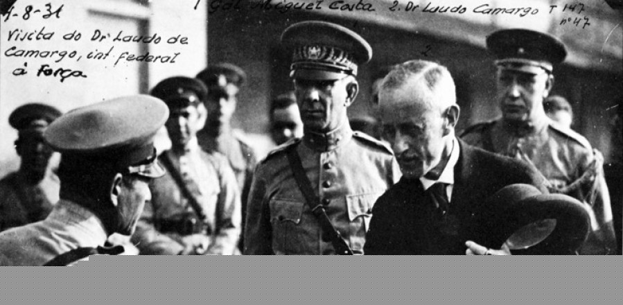  <strong> Laudo de Camargo visita o quartel </strong> da Força Pública. Atrás, à sua direita, o general Miguel Costa