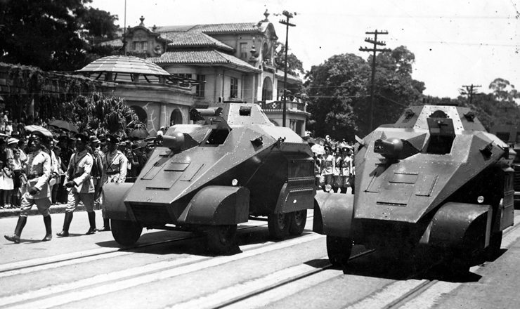  <strong> Desfile de blindados</strong> da Polícia Especial em São Paulo, 1936