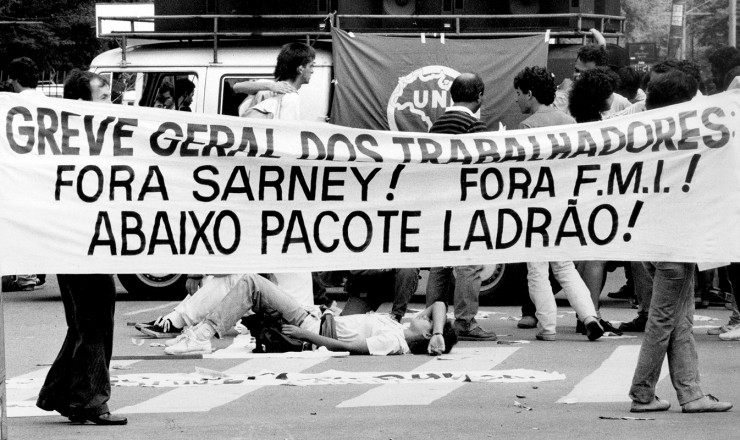  <strong> Protesto da Central Única dos Trabalhadores</strong> (CUT) contra o Plano Verão, que provocaria mais arrocho salarial   