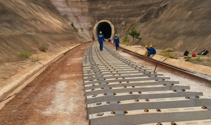  <strong> Obras da Ferrovia Norte-Sul em Santa Helena de Goiás: </strong> retomada de grandes obras pelo PAC visa enfrentar gargalos de infraestrutura no país   