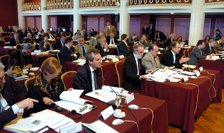  <strong> Sessão do Parlasul em Montevidéu, 2009, </strong> com participação de representantes de Brasil, Uruguai, Argentina e Paraguai            