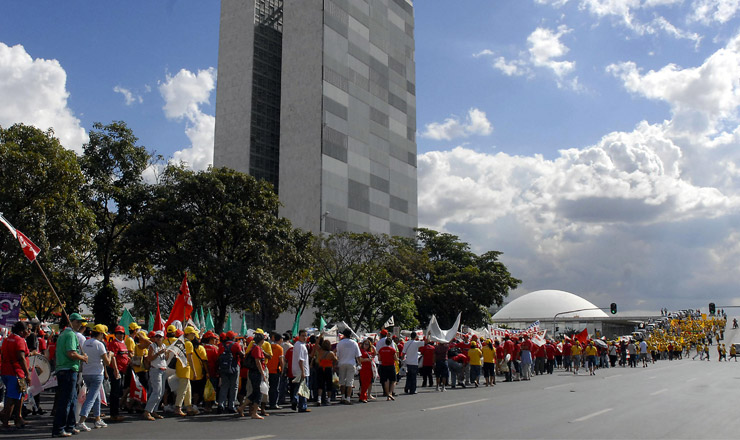  <strong> Professores fazem passeata</strong> em Brasília em favor da aprovação do projeto do piso salarial para a categoria   