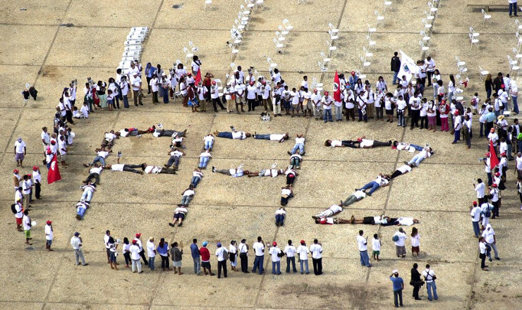  <strong> Ato na Praça dos Três Poderes, em Brasília: </strong> homenagem à irmã Dorothy e denúncia da violência no campo