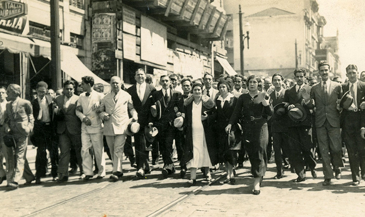 <strong> Em greve, funcionários dos Correios fazem </strong> passeata em São Paulo, dezembro de 1934      