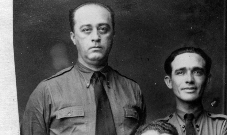  <strong> Gustavo Barroso</strong> (atrás à esquerda), comandante geral das milícias da Ação Integralista Brasileira. São Paulo, 1935      