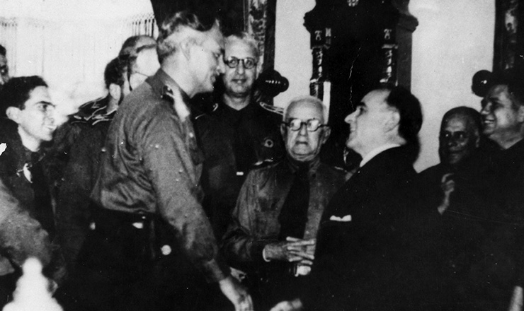  <strong> Getúlio Vargas recebe no Catete, </strong> em 1937, integralistas que lhe foram comunicar a escolha de Plínio Salgado para a sucessão presidencial, 1937      