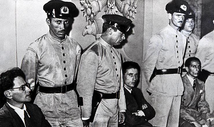  <strong> Rodolfo Ghioldi, Agliberto Azevedo e Agildo Barata</strong>  (sentados), durante o julgamento pelo envolvimento na rebelião de 1935      