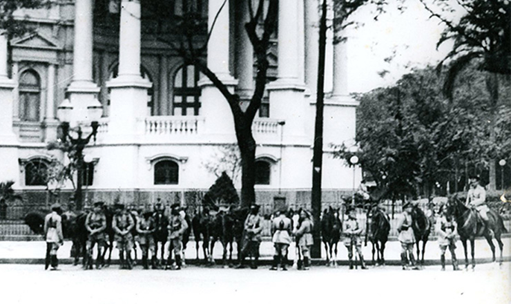 <strong> Tropas cercam o palácio Monroe, </strong> sede do Senado, no dia do golpe   