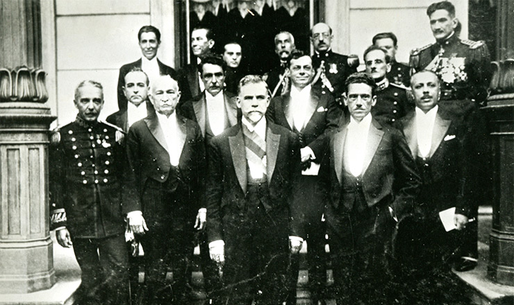  <strong> Washington Luís,</strong> ministros e gabinete na cerimônia de posse na Presidência da República, em 1926. O então deputado Getúlio Vargas era o ministro da Fazenda e aparece na 2ª fileira, à esquerda. Ao lado do presidente, com a mão no bolso, está o vice-presidente Melo Viana