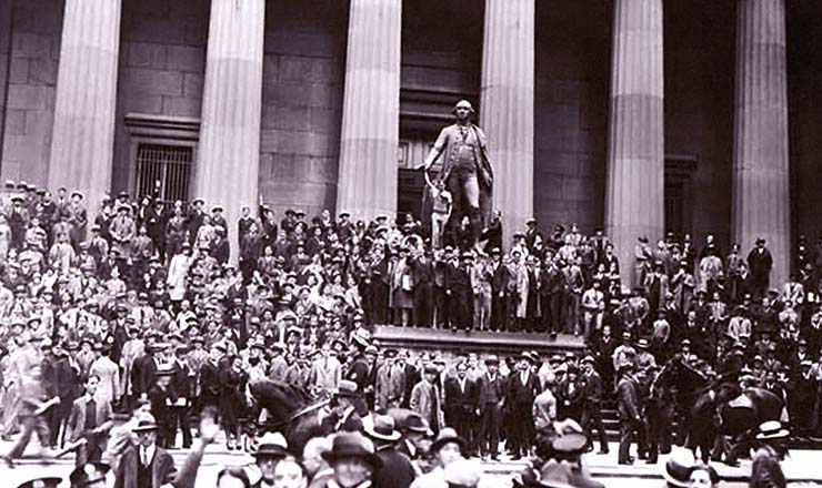  <strong> Investidores e populares </strong> diante do prédio da Bolsa de Nova York na chamada "Quinta-feira Negra"