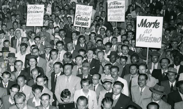  <strong> Comício contra o nazifascismo </strong> no Rio de Janeiro, em maio de 1943