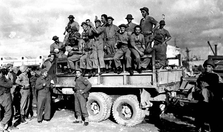  <strong> Sobre um caminhão militar, pracinhas da FEB na Itália tocam </strong> samba, em outubro de 1944