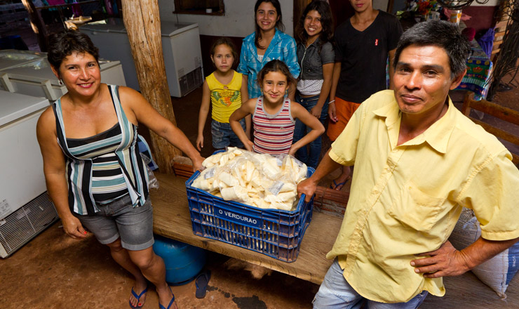  <strong> Economia aquecida: </strong> ao lado da família, Marli de Almeida mostra sua produção de mandioca, fornecida para o comércio local de Caarapó (MS) em abril de 2013