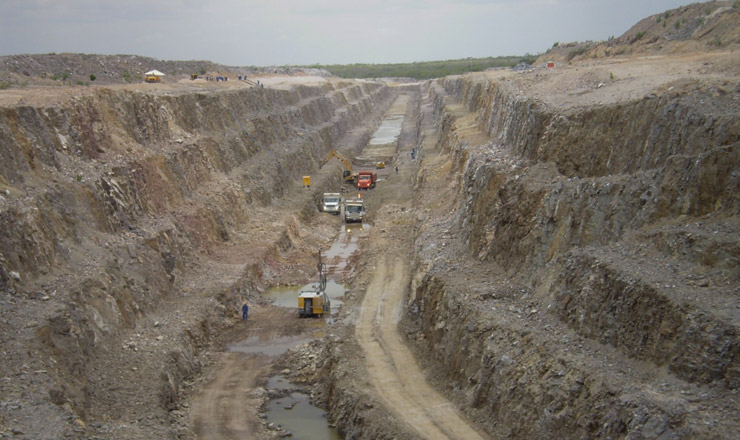  <strong> Obra de canal do açude Castanhão</strong> , na Serra do Félix (CE)