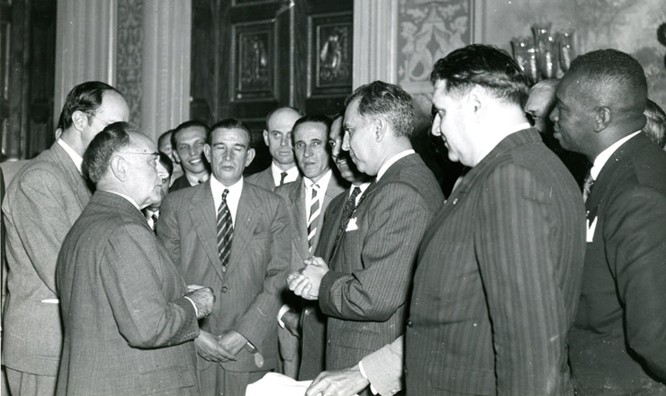  <strong> Direção do PTB </strong> reunida com Getúlio no palácio do Catete, em 1945 