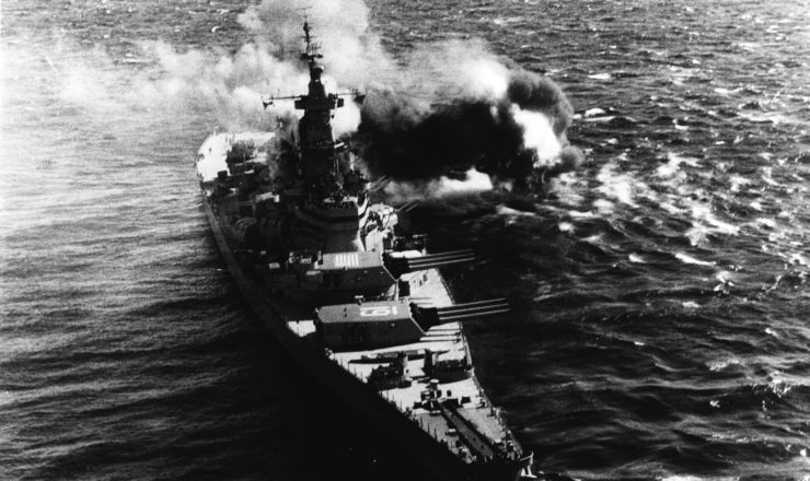  <strong> O USS Iowa bombardeia</strong> a costa da Coreia do Norte