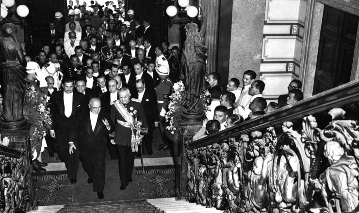  <strong> Ao lado de Dutra, Getúlio Vargas sobe </strong> as escadas do palácio do Catete para a posse na Presidência