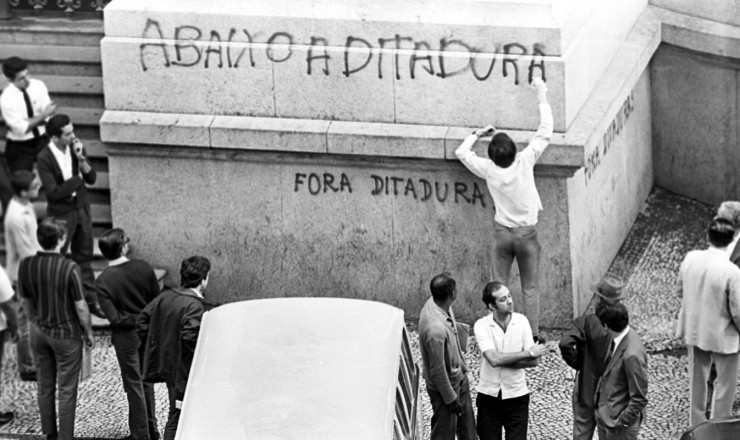  <strong> Jovem picha </strong> a fachada do Teatro Municipal do Rio durante a passeata de 26 de junho de 1968