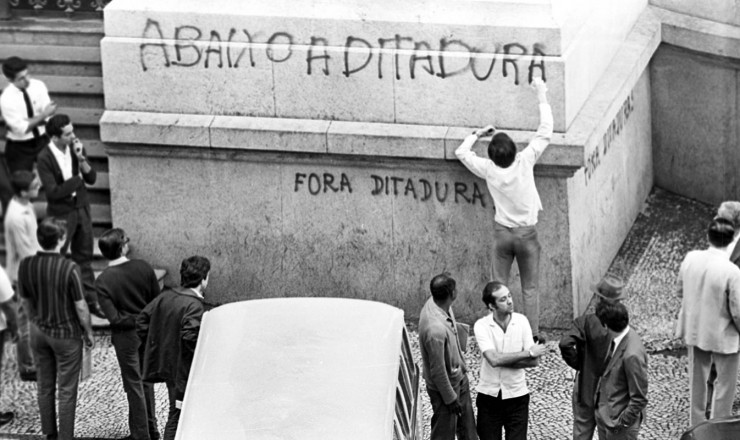  <strong> Jovem picha </strong> a fachada do Teatro Municipal do Rio durante a passeata de 26 de junho de 1968