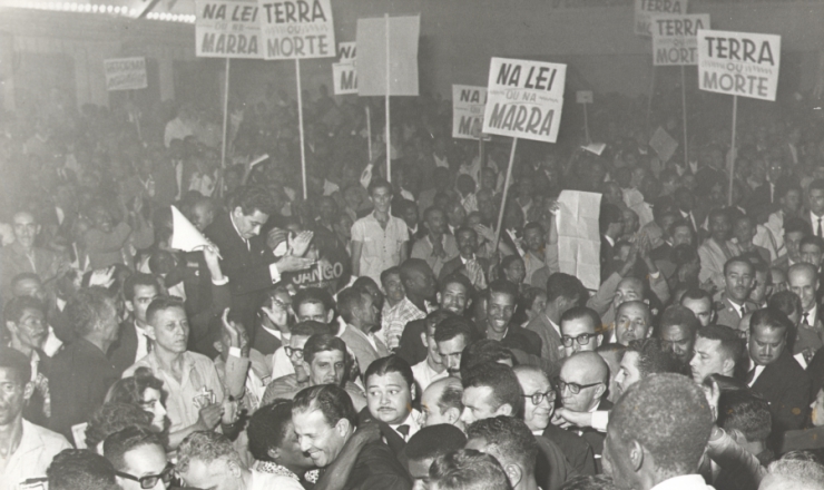  <strong> Jango e outras autoridades cumprimentam </strong> os participantes do congresso dos camponeses de Belo Horizonte, dezembro de 1961, na cerimônia de encerramento