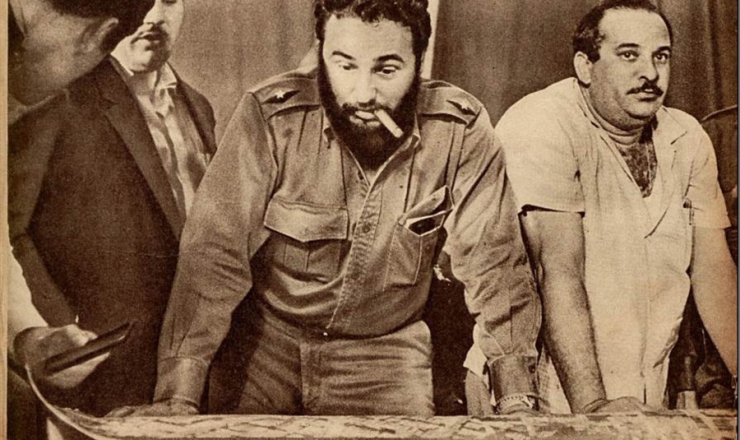  <strong> Fidel Castro examina mapas </strong> de seu país, durante a Crise dos Mísseis, em 1962