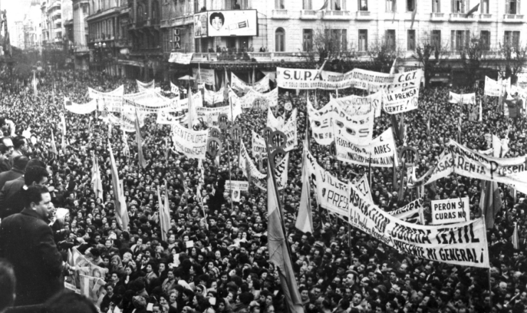  <strong> Manifestação de apoio a Perón</strong> em frente ao Palácio do Congresso durante a crise política que levou à sua queda