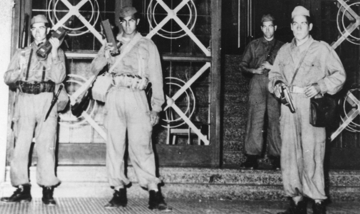  <strong> Fuzileiros interditam </strong> a sede da CGT após a destituição de Perón