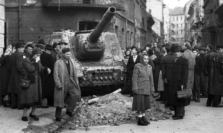  <strong> Populares cercam tanque soviético</strong> no centro de Budapeste