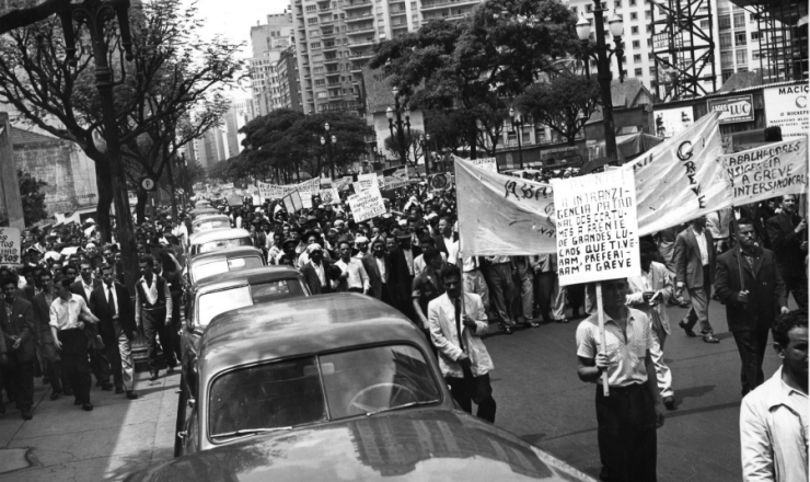  <strong> Grevistas fazem passeata </strong> na avenida Ipiranga, região central de São Paulo, em outubro de 1957