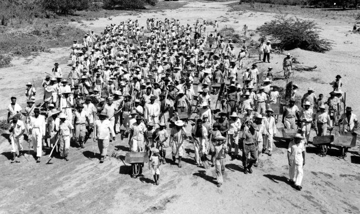  <strong> Durante a seca, frente de trabalho desloca-se </strong> no leito seco de um rio na região Nordeste