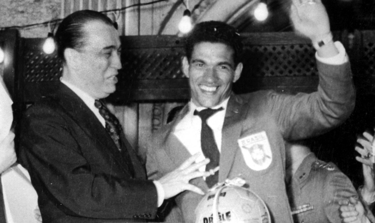  <strong> O presidente Juscelino Kubitschek cumprimenta </strong> Garrincha, na chegada da seleção vitoriosa ao Brasil