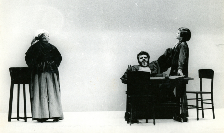  <strong> Cena de 'Galileu Galilei', </strong> com Cláudio Corrêa e Castro (sentado) no papel-título