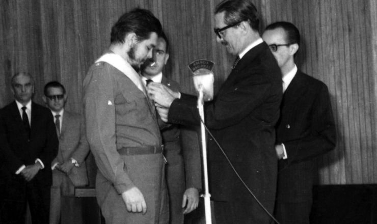  <strong> Jânio Quadros condecora </strong> Che Guevara em Brasília