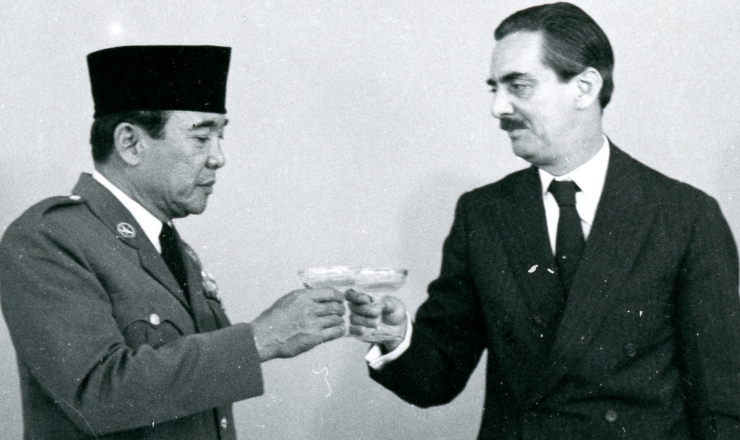  <strong> O presidente brasileiro Jânio Quadros brinda </strong> com o presidente Sukarno, da Indonésia, em maio de 1960