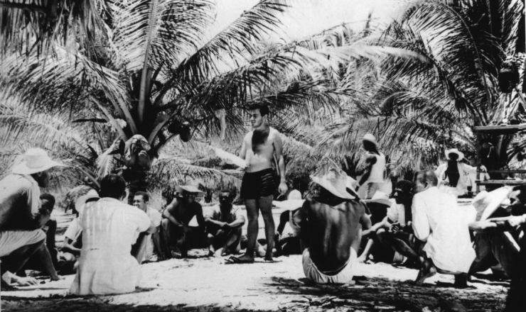  <strong> Sem camisa, Glauber Rocha dirige </strong> "Barravento", sob o sol da Bahia