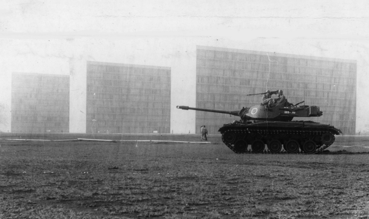  <strong> Tanque na Esplanada dos Ministérios</strong> durante a Revolta dos Sargentos