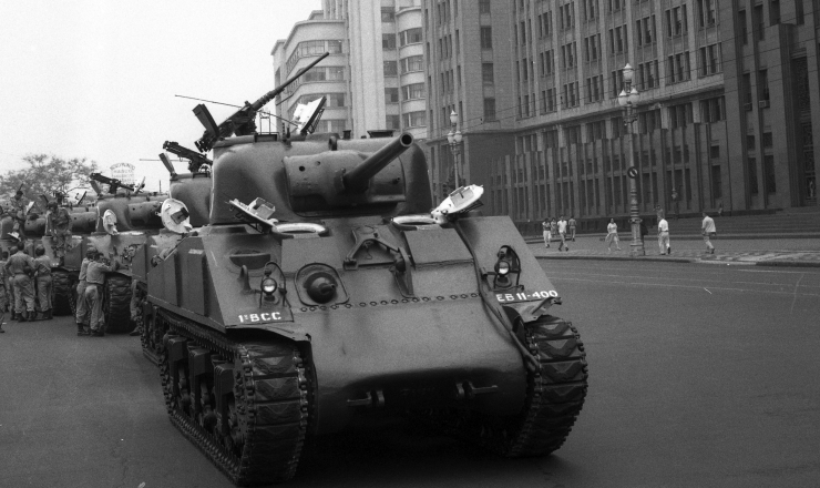  <strong> Tanques do Exército protegem</strong> o prédio do Ministério da Guerra na região central do Rio de Janeiro