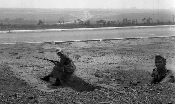  <strong> Soldados da FAB amotinados e entrincheirados </strong> guardam a entrada do aeroporto de Brasília