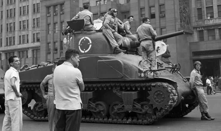  <strong> No Rio de Janeiro, tanques protegem </strong> o Ministério da Guerra, na região central da cidade