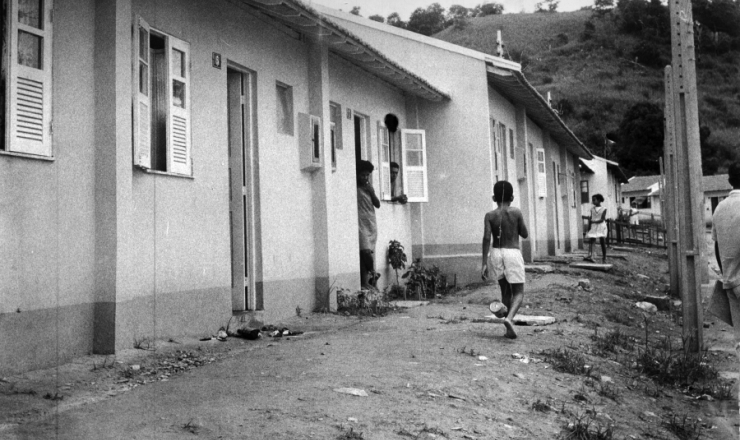  <strong> Garoto caminha por ruas da Vila Kennedy</strong> , construída com recursos da Aliança para o Progresso, em janeiro de 1966