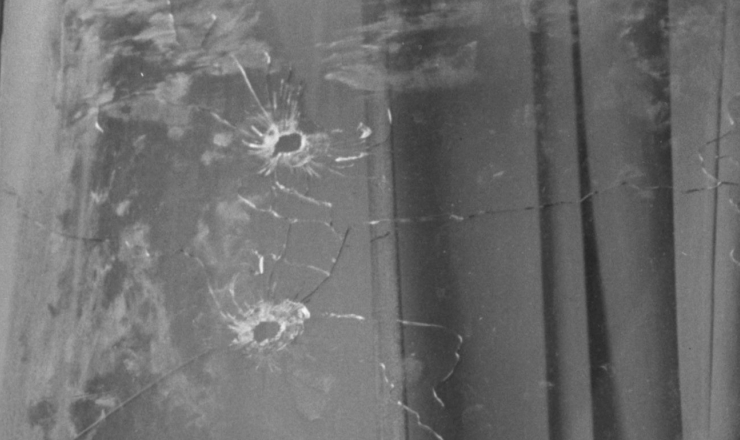  <strong> Janelas perfuradas a bala </strong> após atentado contra a sede da UNE em 6 de janeiro de 1962<br />     