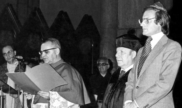  <strong> D. Paulo e o rabino Sobel </strong> (à dir.) durante a celebração do culto ecumênico em memória de Vladimir Herzog      