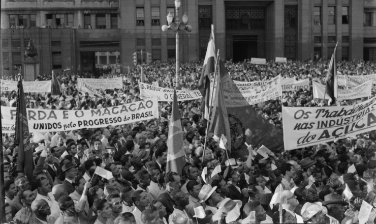       <strong> Populares se aglomeram para assistir à entrega de espada de ouro</strong> ao general Lott, na frente do prédio do Ministério da Guerra 