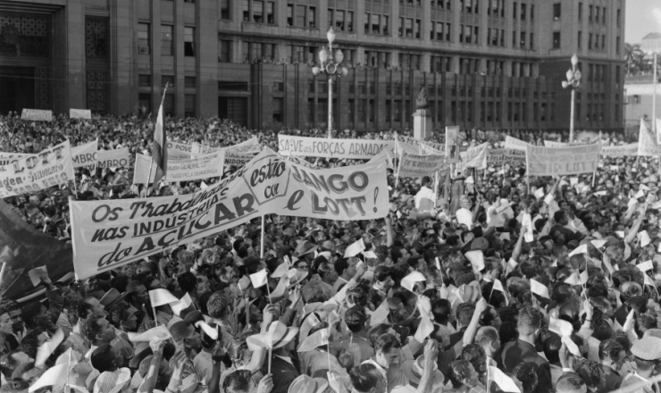       <strong> Populares se aglomeram para assistir à entrega de espada de ouro</strong> ao general Lott, na frente do prédio do Ministério da Guerra 