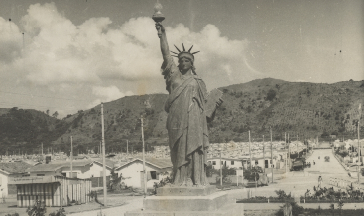 <strong> Réplica da Estátua da Liberdade </strong> na Vila Kennedy, no Rio de Janeiro, construída com recursos da Aliança para o Progresso   