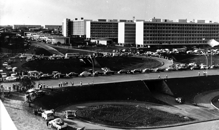  <strong> Carros superlotam </strong> o Eixo Rodoviário de Brasília no dia da inauguração