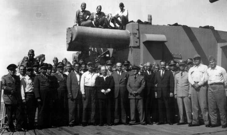       <strong> A bordo do “Tamandaré”, integrantes </strong> do movimento de 11 de novembro: Jurandir Mamede (1º), Carlos Lacerda (5º, de óculos), Sílvio Heck (6º, de boné), Otávio Marcondes Ferraz (7º, de terno escuro e óculos)  