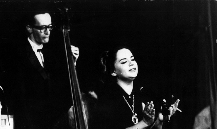  <strong> Sylvinha Telles</strong> <strong> se apresenta</strong> em São Paulo, março de 1963. Sylvinha foi a primeira cantora profissional a integrar o movimento da bossa nova